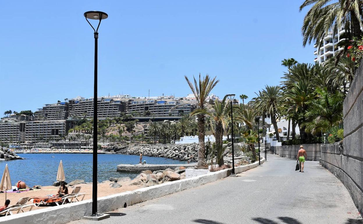 Mogán instala farolas fotovoltaicas en el paseo de la playa de Aquamarina