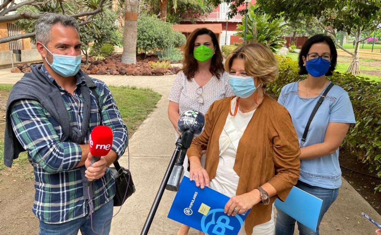 Pepa Luzardo atendió este martes a los medios junto a sus compañeras Rosa Viera y María Amador. 