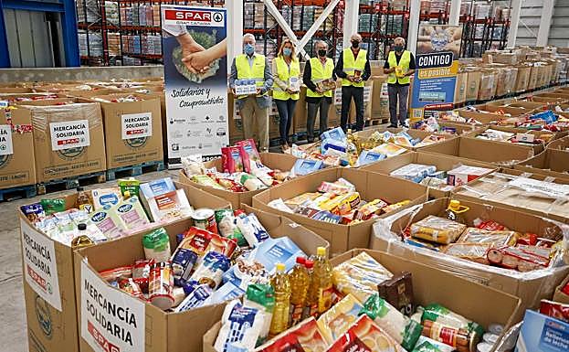Los representantes de SPAR y Banco de Alimentos junto a las 50 toneladas de alimentos recogidos. 