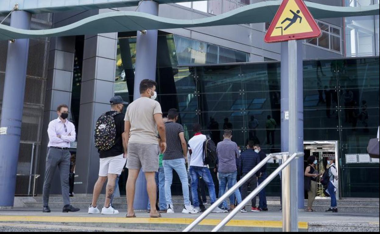 Colas en la Jefatura Superior de Policía para pedir asilo. 