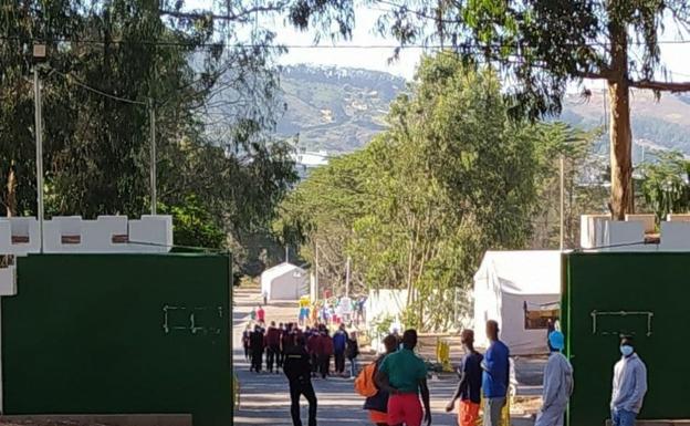 Imagen de archivo de la llegada de personas migrantes a las puertas del campamento de Las Raíces, ubicado al norte de Tenerife. 