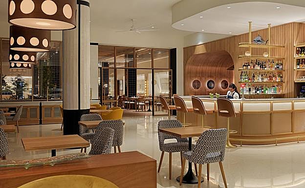 Imagen principal - Bar Medusa (arriba), Restaurante Tortuga (abajo-izquierda) y Rooftop Bar Marea Alta (abajo-derecha). 