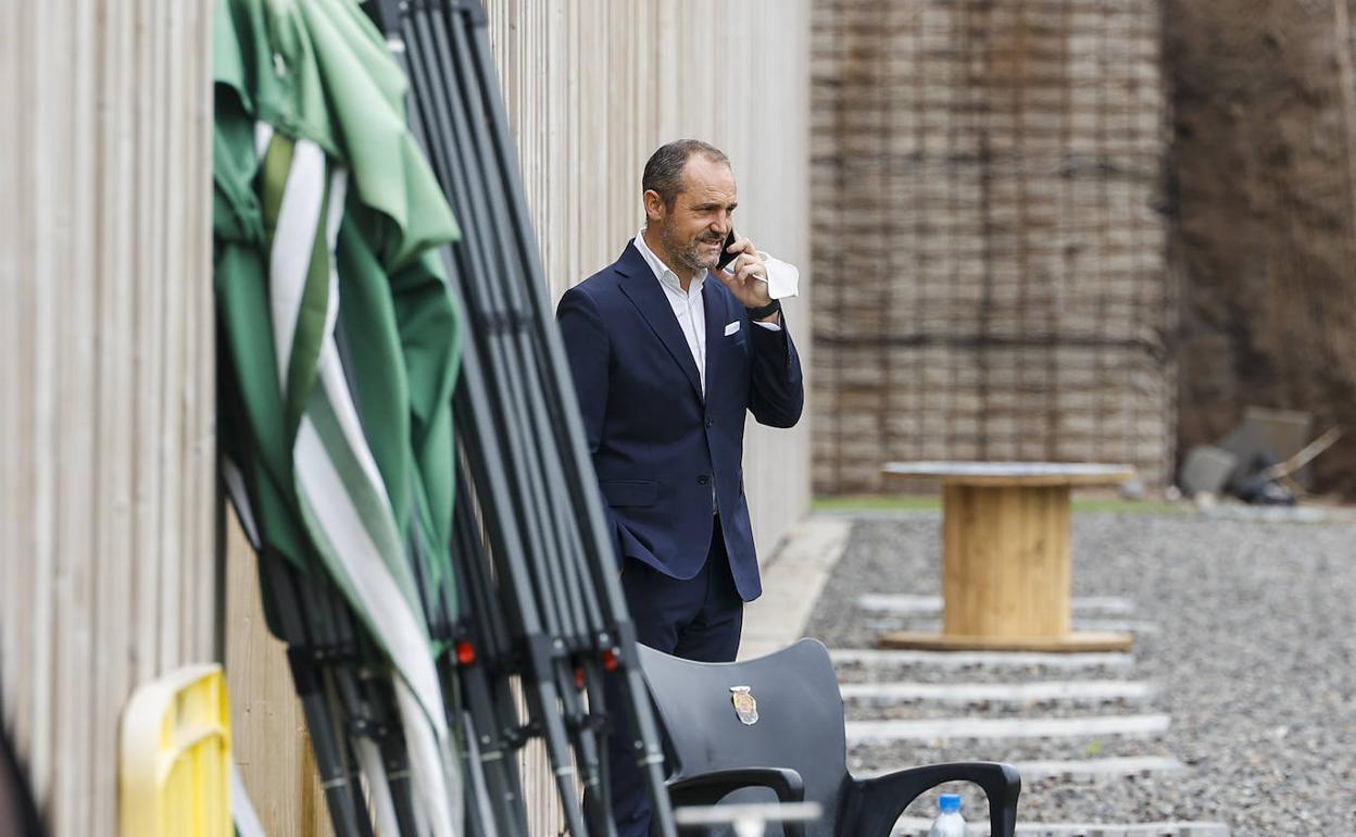 Luis Helguera, pegado al teléfono en Barranco Seco. 