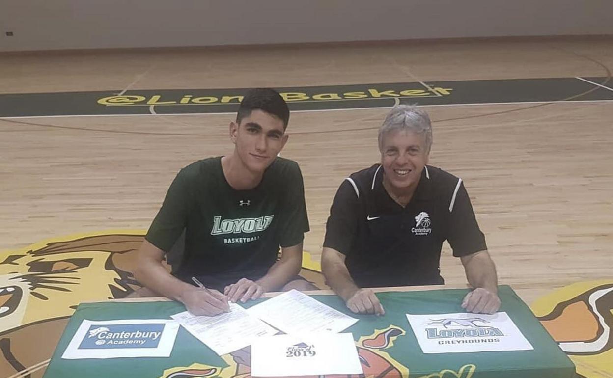 La imagen recoge el día que Aldama firmó su compromiso con Loyola Maryland. A su lado, Santi López cedió el testigo desde el Canterbury. 