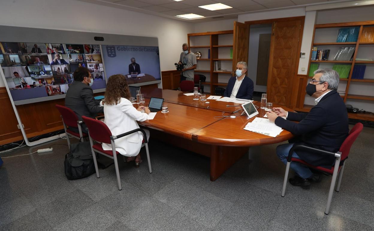 El vicepresidente, Román Rodríguez (d), y su equipo, ayer durante la reunión con el Ministerio de Hacienda. 