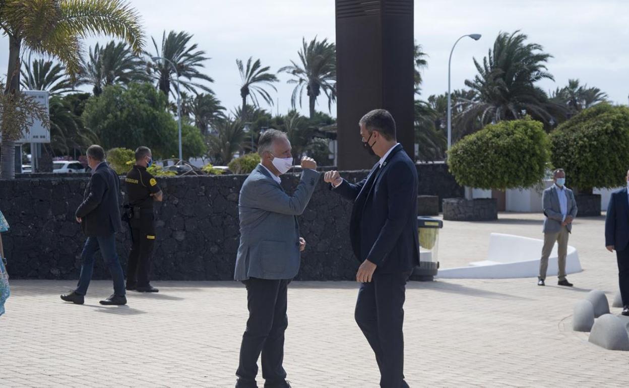 El presidente canario, Ángel Víctor Torres, recibiendo a Sánchez en el cabildo de Lanzarote el pasado año. 