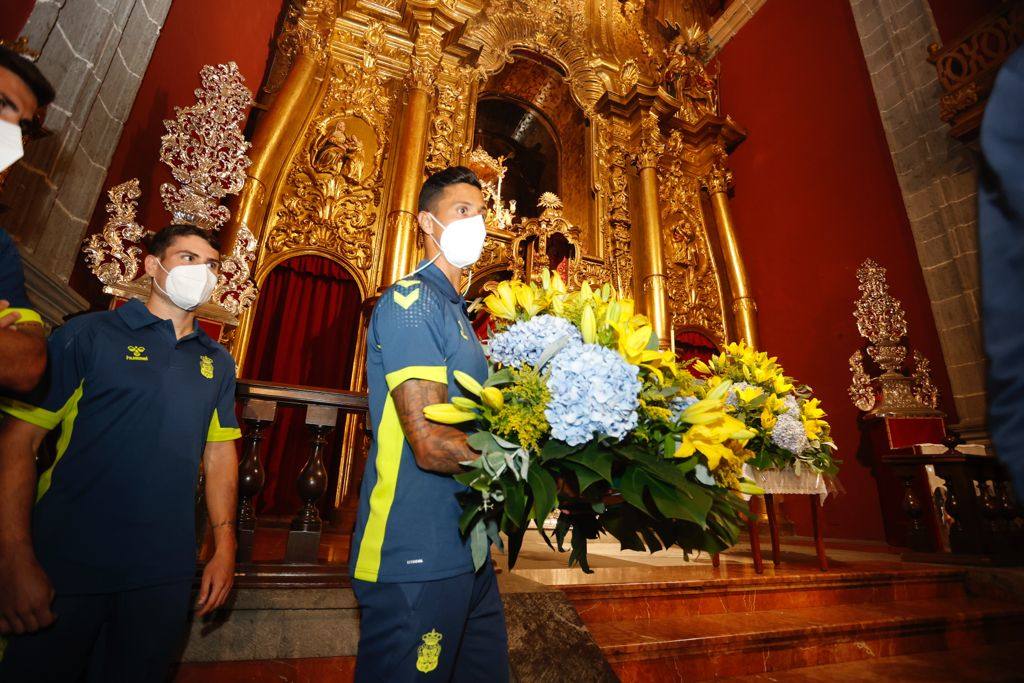 Fotos: Tradicional ofrenda de la UD Las Palmas a la Virgen del Pino