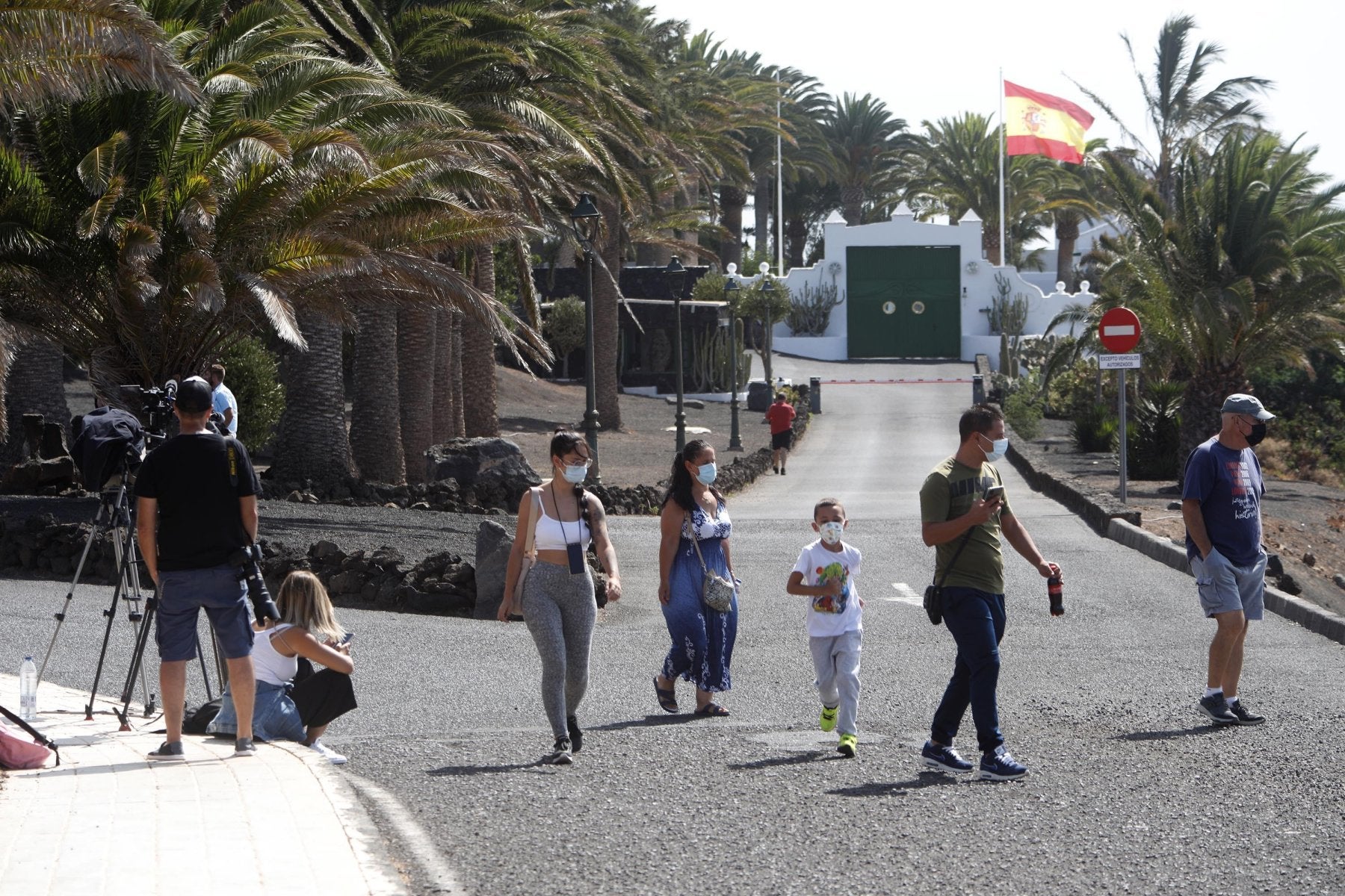Curiosos. Este miércoles pudo verse a algunas personas curioseando en la zona.
