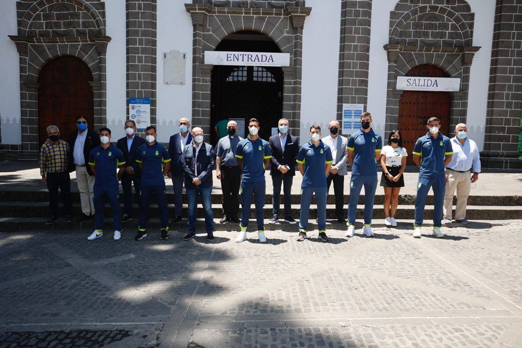 Fotos: Tradicional ofrenda de la UD Las Palmas a la Virgen del Pino