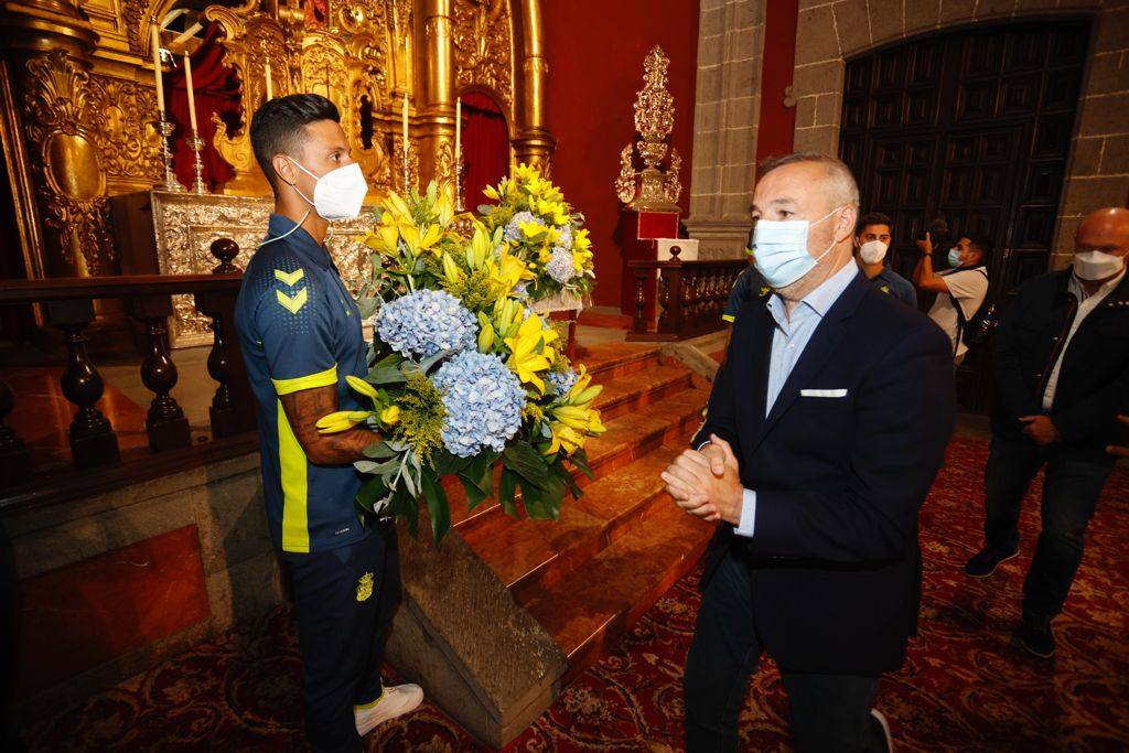 Fotos: Tradicional ofrenda de la UD Las Palmas a la Virgen del Pino
