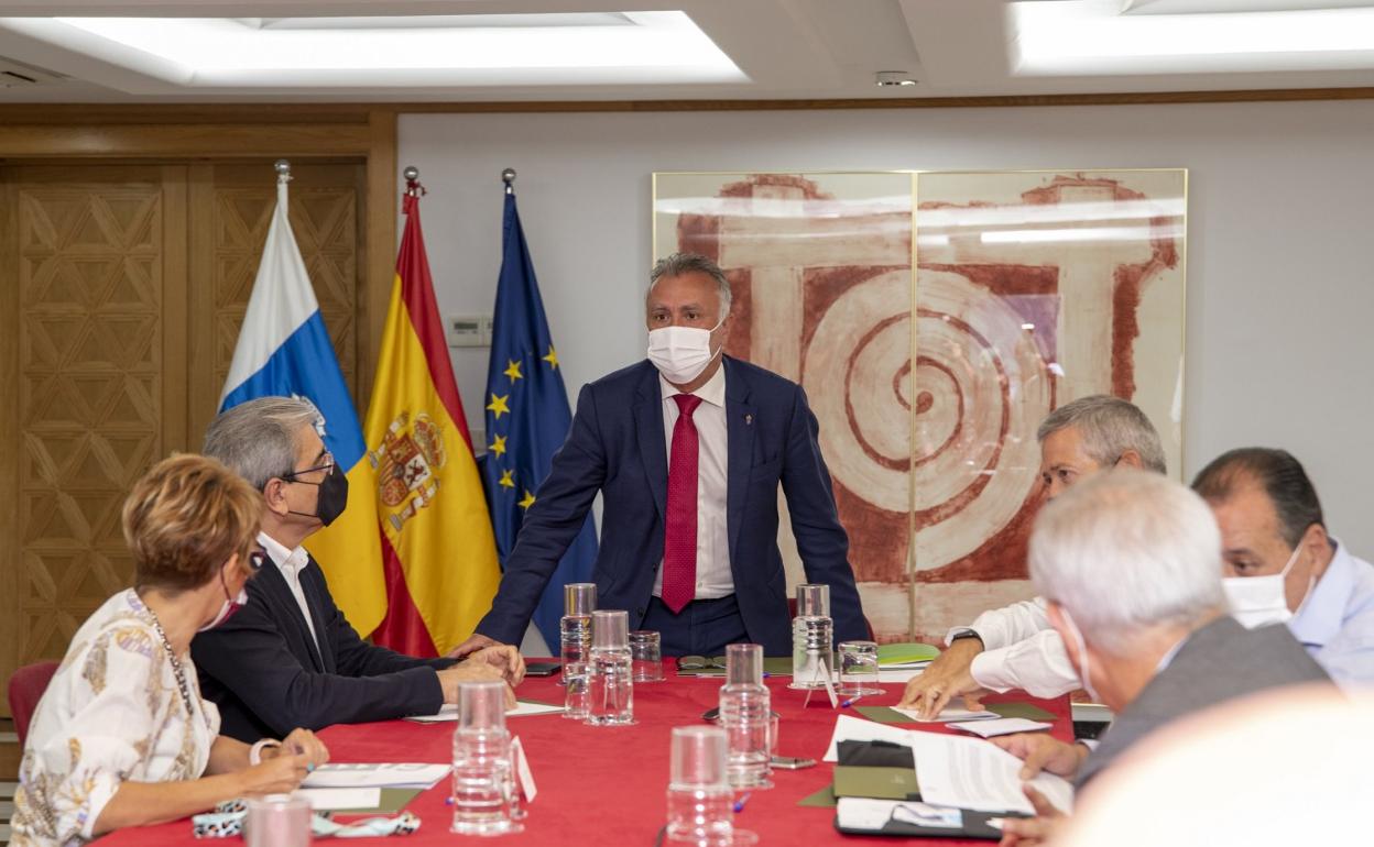 Imagen de la reunión del Consejo asesor del presidente celebrada ayer, un órgano en el que se integran empresarios y sindicatos. 