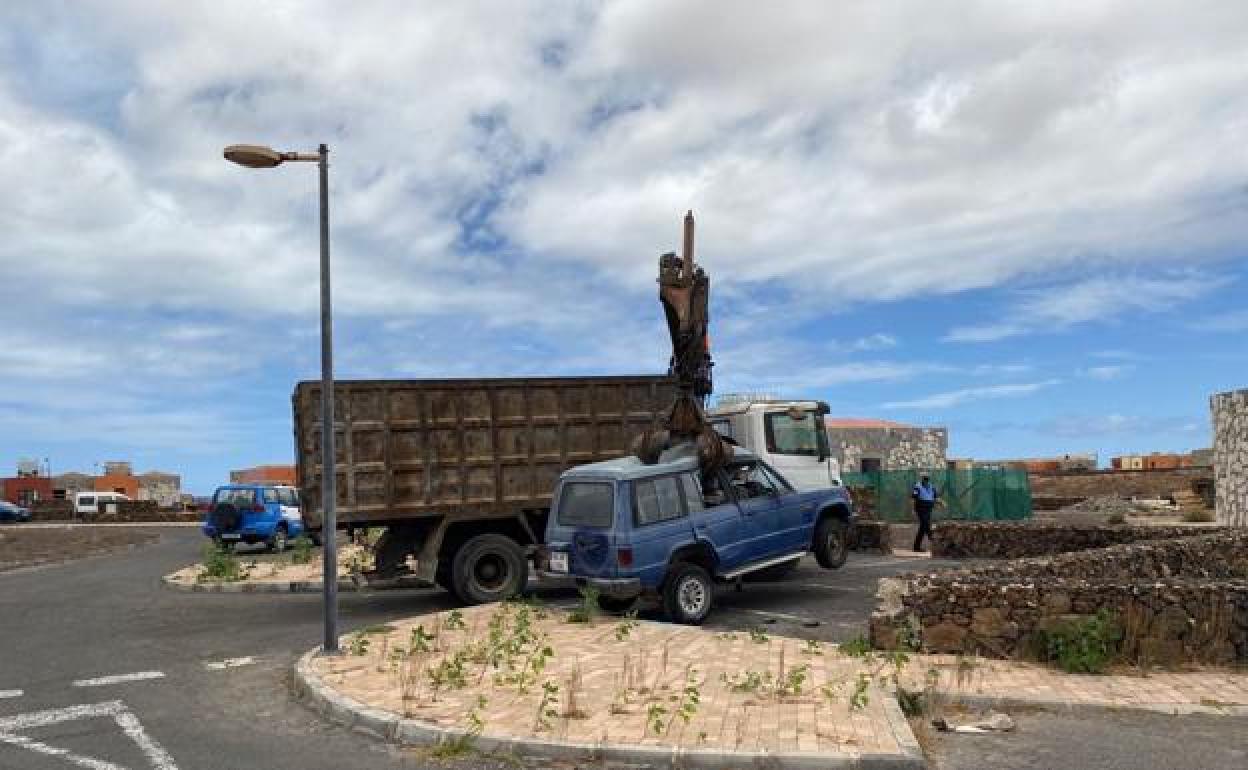 Uno de los vehículos retirados por los agentes municipales, camino del depósito. 