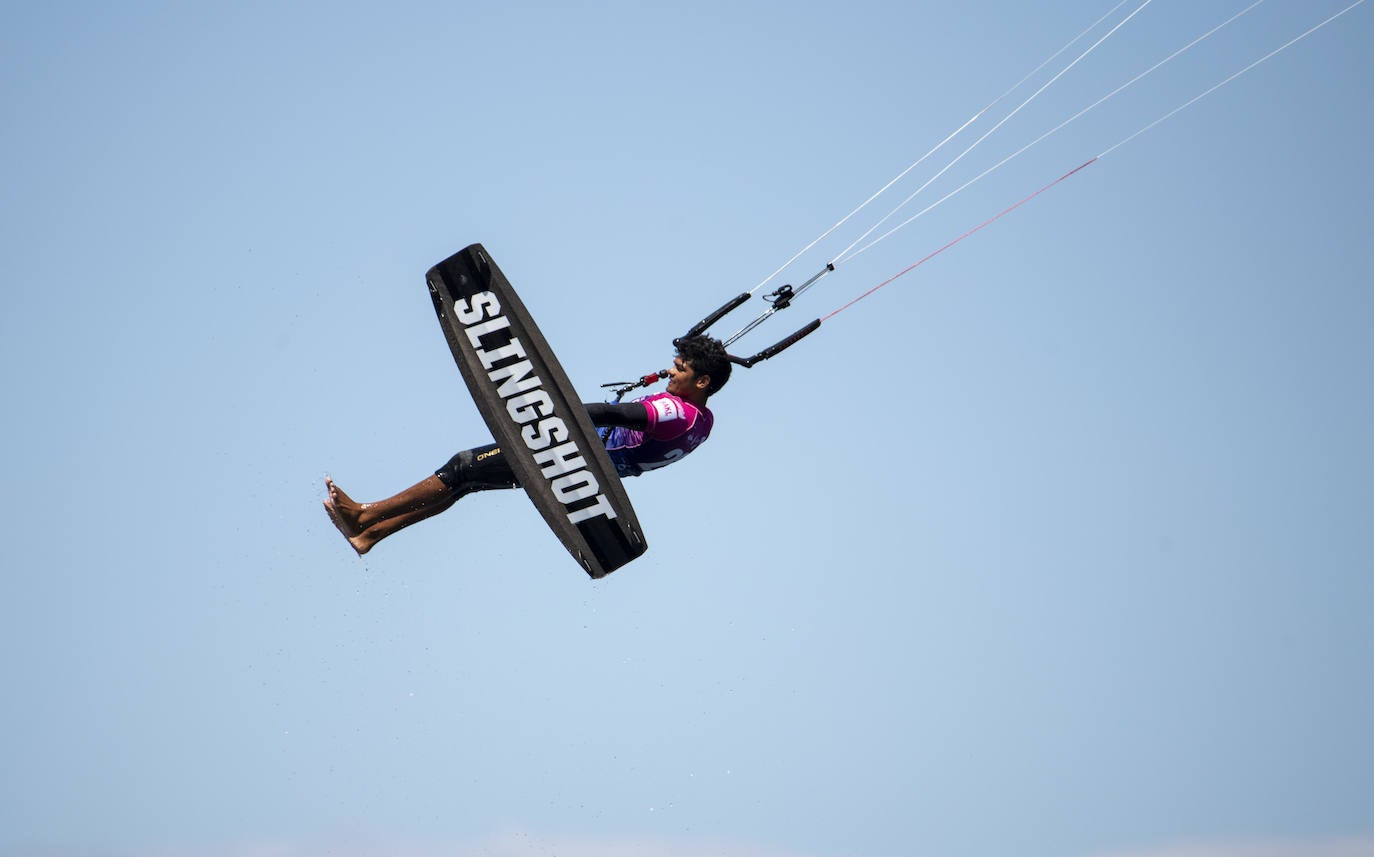 Fotos: El burrero acoge el campeonato de España de Kiteboarding y la primera competicion de Wing Foil de la isla