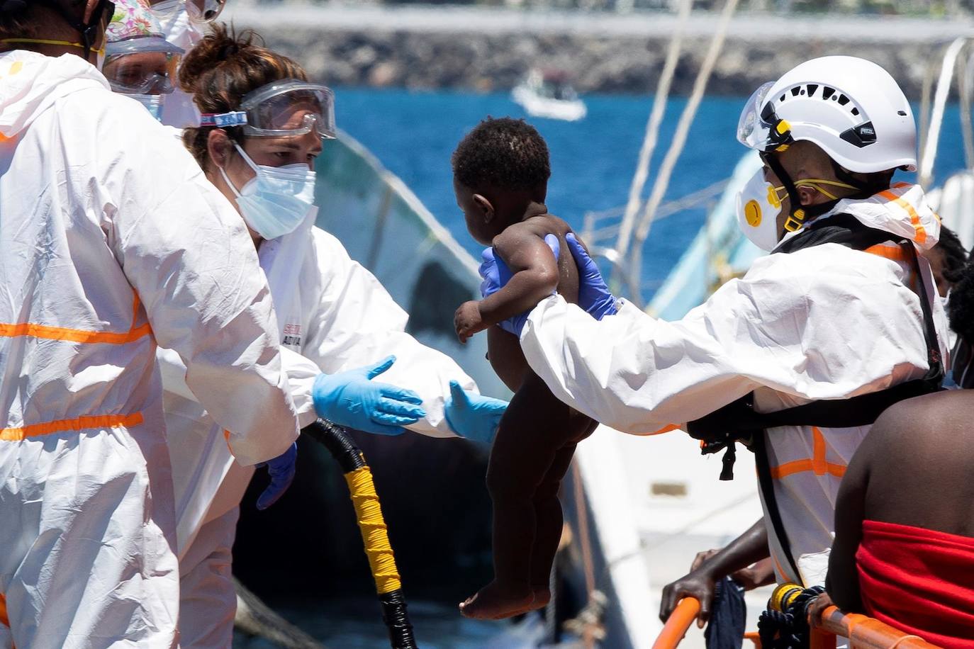 Fotos: Rescatada una patera con 63 inmigrantes, 11 de ellos bebés, al sur de Gran Canaria