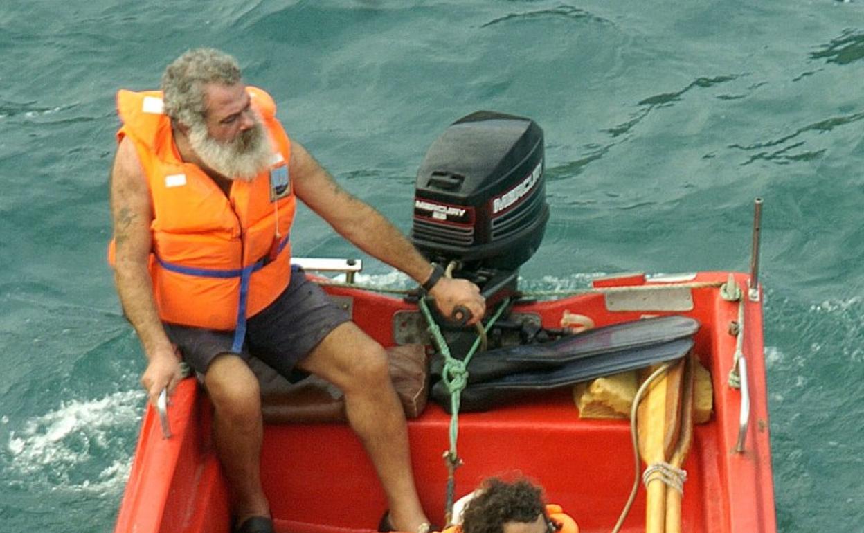 Manuel Sosa Medina (Sandokán) al timón de su embarcación en aguas del Norte. 