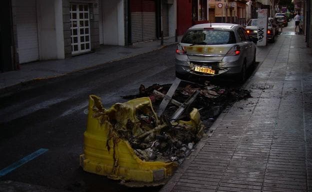 Imagen de archivo de un coche afectado por el fuego que derritió dos contenedores de basura en la zona Puerto de la capital grancanaria. 