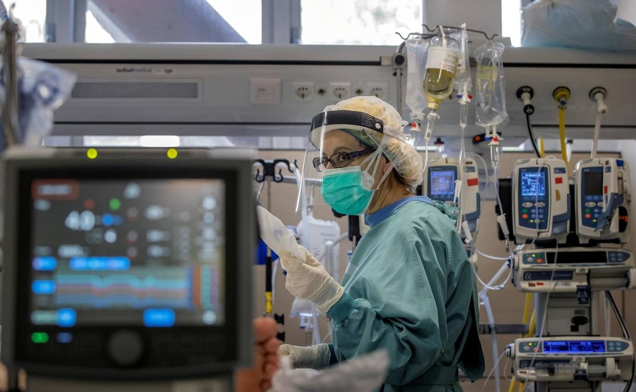 Imagen de una enfermera en la UCI de un hospital español. 