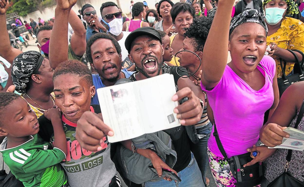 Cientos de haitianos se congregan frente a la Embajada de EE UU con la esperanza de que les concedan una visa para abandonar su país.