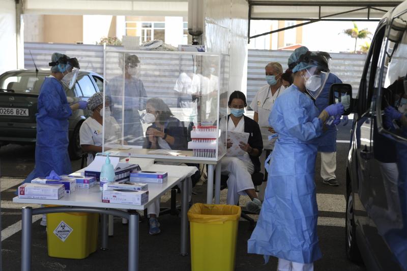 El personal sanitario realiza pruebas PCR en automóviles en Arrecife. 
