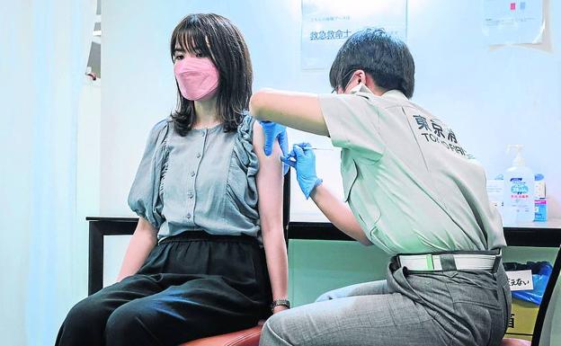 Una mujer recibe una dosis de la vacuna contra la covid en el Centro de Vacunación de Tokio, a principios de este mes. 