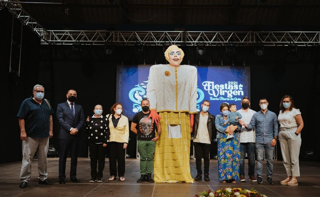 El alcalde y familiares de Xayo junto al papagüevo con su imagen. 