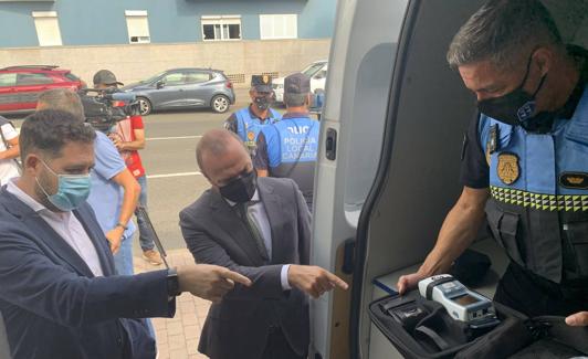 El concejal de Seguridad y el alcalde señalan el nuevo detector de consumo de estupefacientes. 