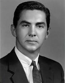 Imagen secundaria 2 - John DeLorean junto al DMC-12, el coche en el que viajaba en el tiempo el protagonista de 'Regreso al futuro'. El empresario en una foto de juventud, antes de su transformación física.