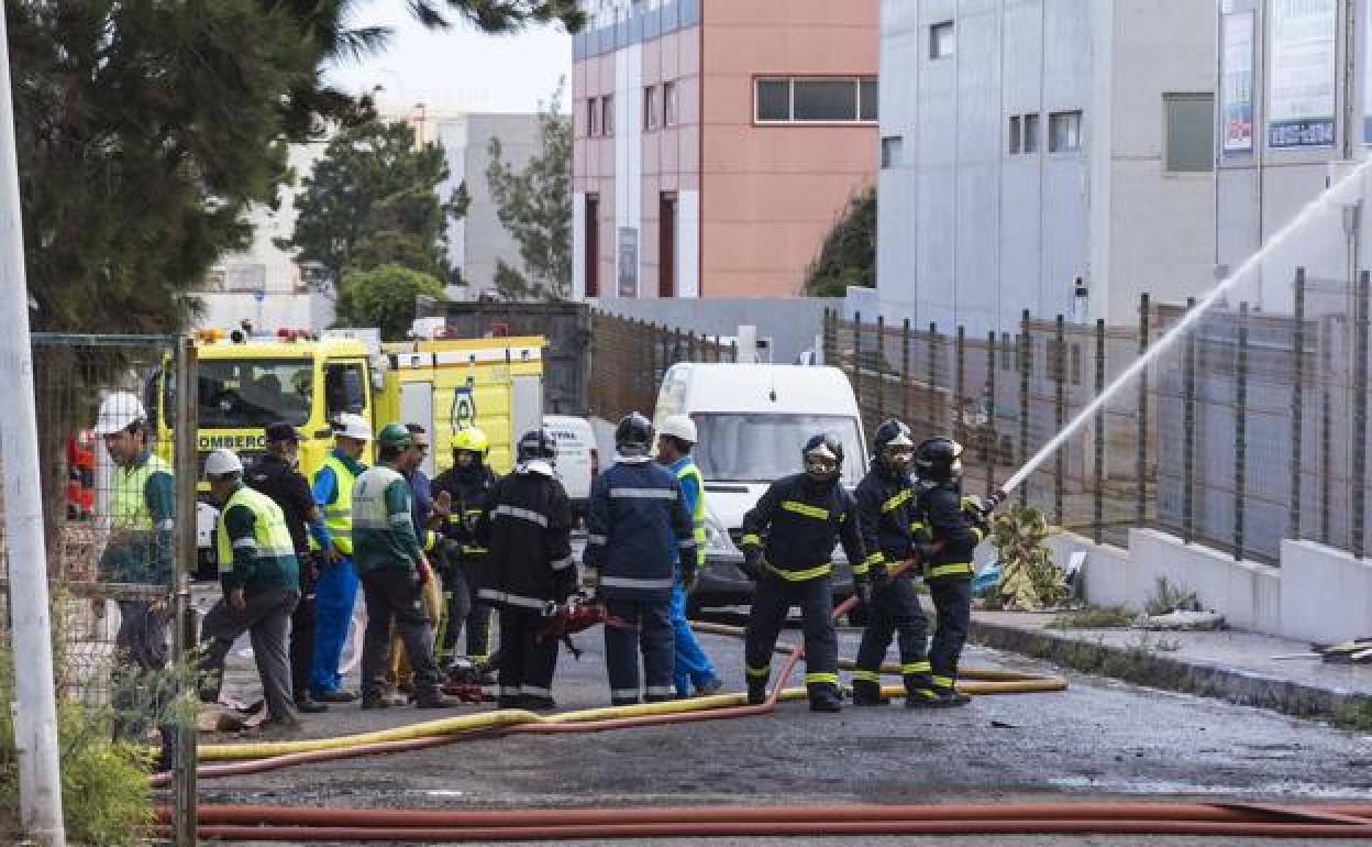 Bomberos del Consorcio de Emergencias durante una intervención para apagar un incendio. 