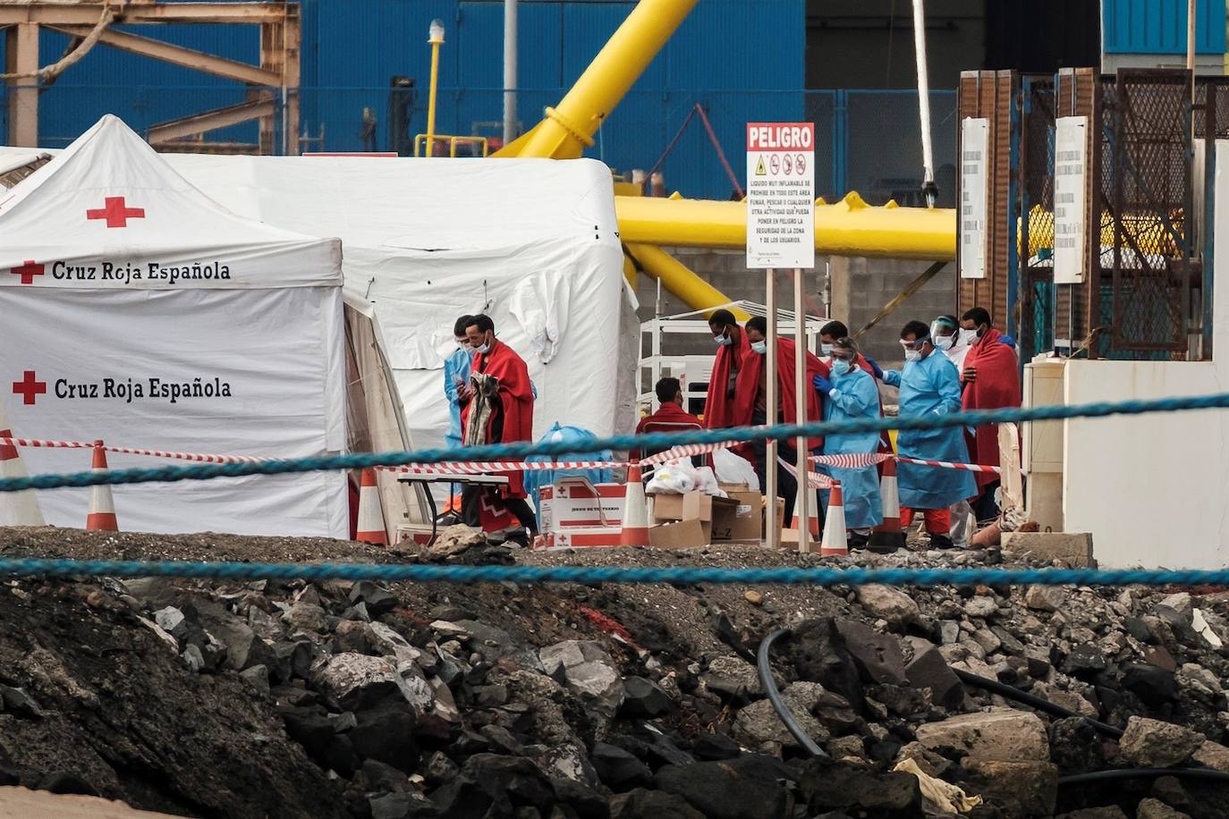 Fotos: Llegan a puerto los supervivientes de la patera rescatada a 650 km de Canarias