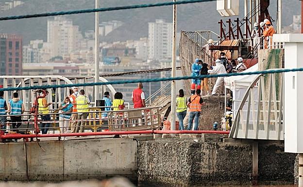 El carguero Ever Grace ha llegado este jueves por la mañana al puerto de Las Palmas de Gran Canaria con los 30 supervivientes de la patera que rescató a la deriva hace dos días a 650 kilómetros de Canarias (20 hombres, nueve mujeres y una niña, de origen subsahariano y magrebí) y el cadáver de una mujer que falleció en su cubierta.