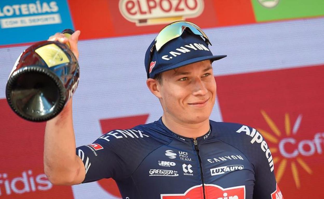 Jasper Philipsen celebrando la segunda etapa en Burgos