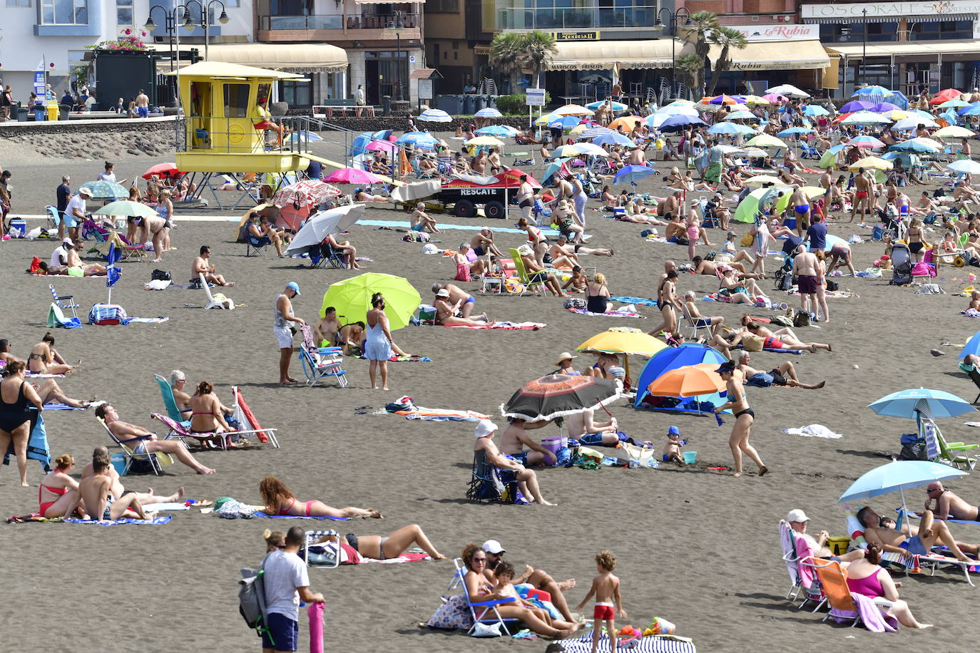 Fotos: Las playas grancanarias, a rebosar en plena ola de calor