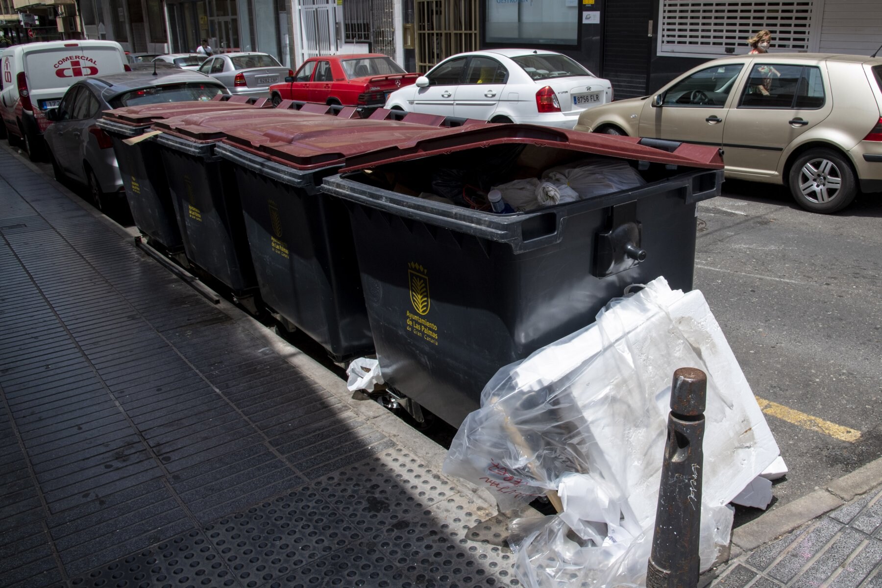Imagen de contenedores de residuos este lunes en una calle de la capital grancanaria. 