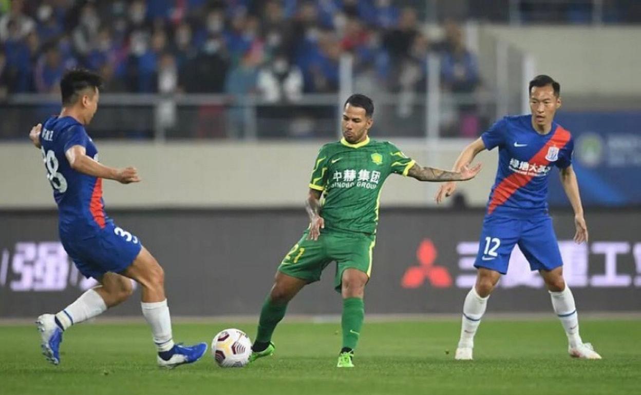 Jonathan Viera, que ayer regresó a Gran Canaria con su familia para seguir tratándose en la isla, en un encuentro con el Beijing Guoan. 