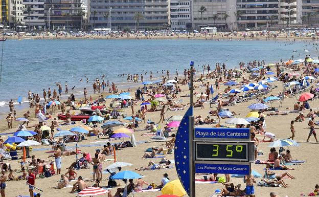 Vista de la playa de Las Canteras de este miércoles con 35 grados centígrados a media mañana. 