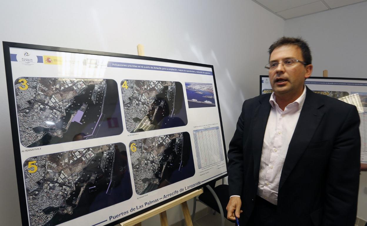 Luis Ibarra, presidente portuario, en una visita en Arrecife. 