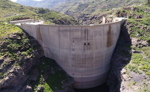 El salto del agua se convierte en la fuente de generación de electricidad. 