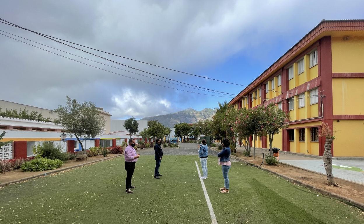 Visita del alcalde y los concejales de Educación y Servicios Básicos a los colegios del municipio. 