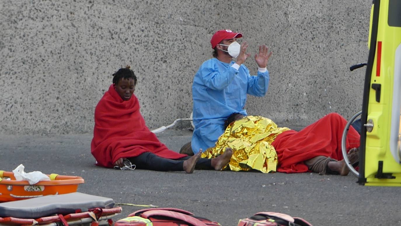 Fotos: Llegada de los inmigrantes rescatados al muelle de Arguineguín