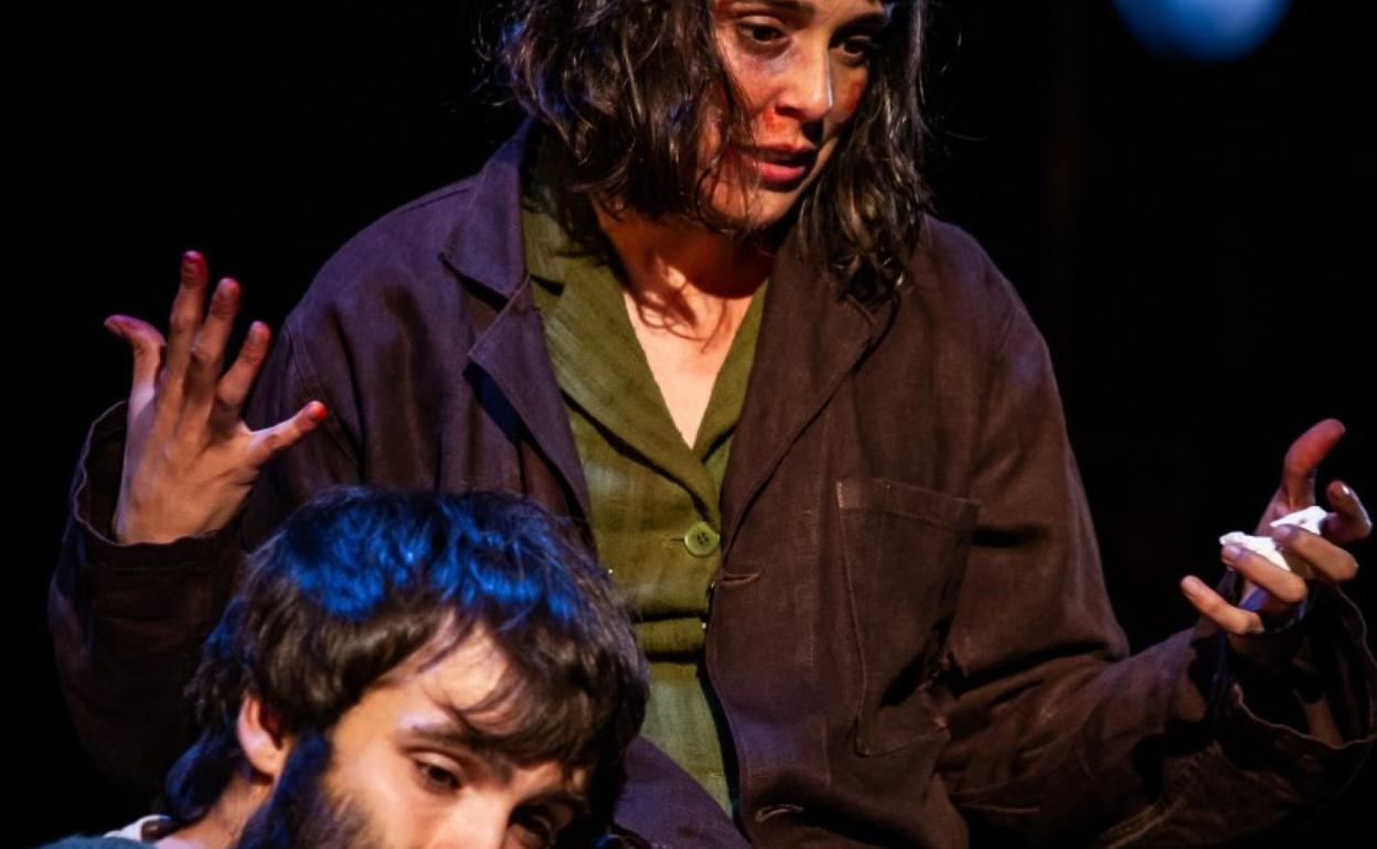 Belén Cuesta y Ricardo Gómez, en 'El hombre almohada'. 