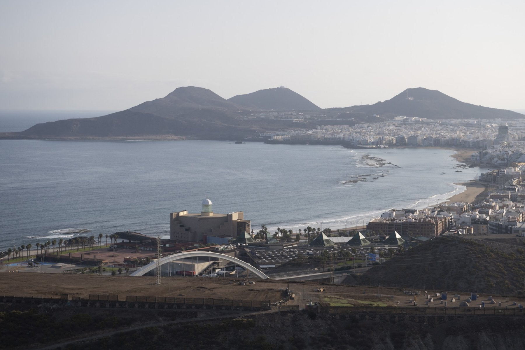 Imagen de la bahía capitalina con la playa de Las Canteras y El Confitla al fondo. 