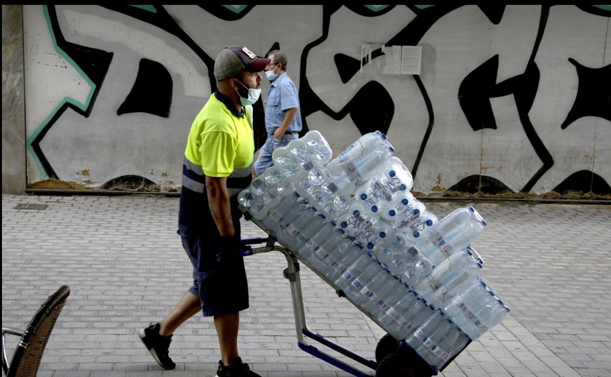 Operario de una empresa de reparto en Arrecife. 