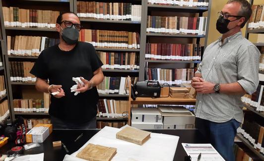 El conservador Ramón Gil y el bibliotecario Miguel Angel Ramos 