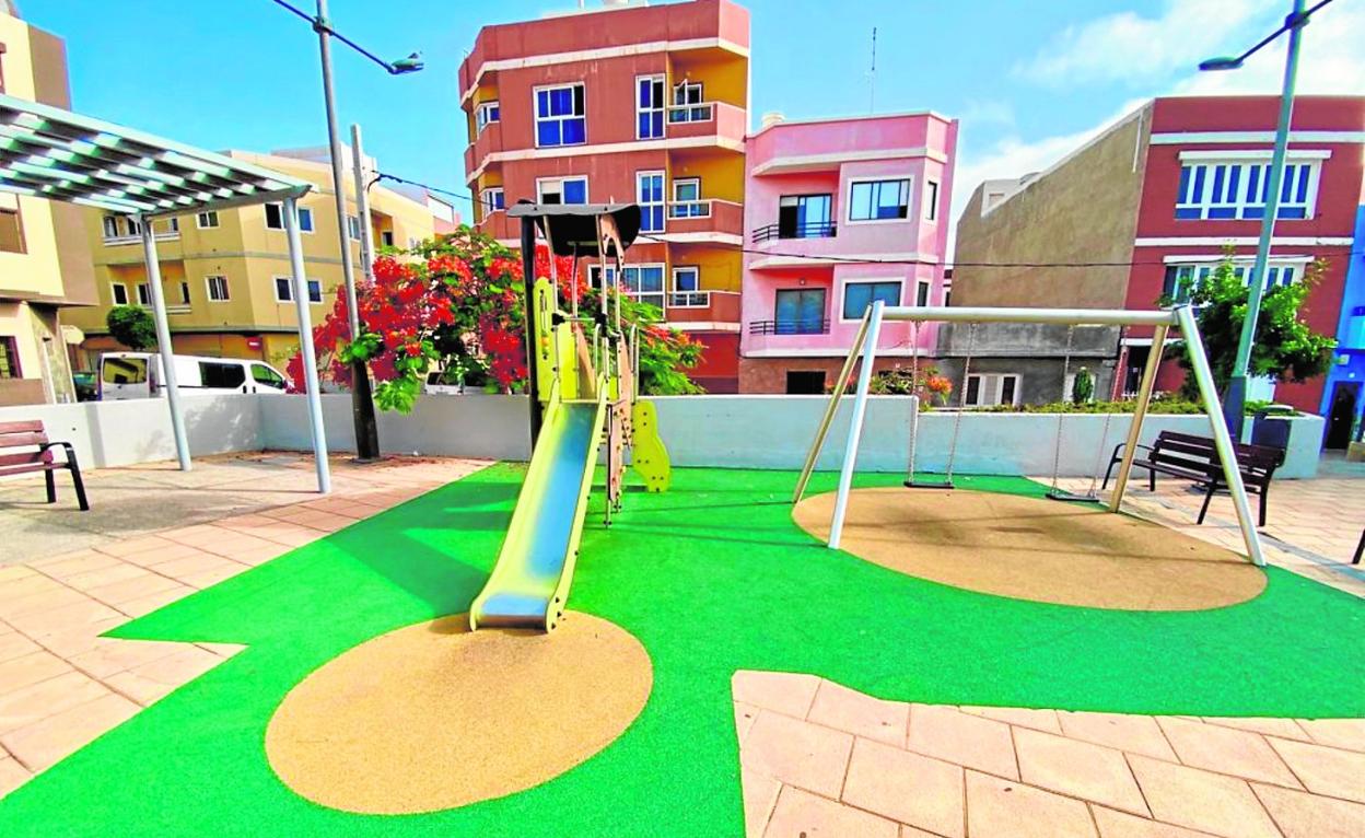 Imagen reciente del parque infantil de Clavellinas (Melenara), una de las muchas áreas de juegos renovadas este año. 