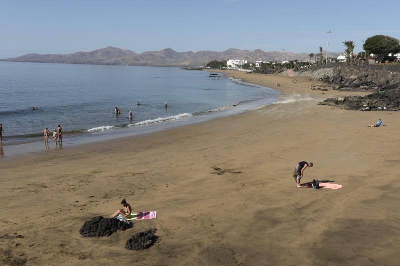 Playa de Puerto del Carmen sin hamacas. 