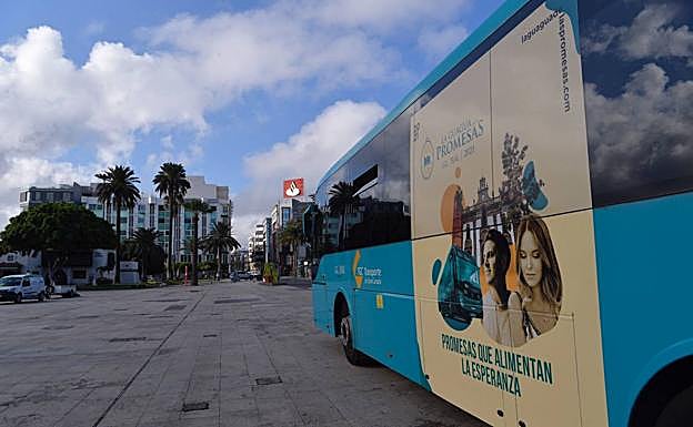 Imagen principal - La &#039;Guagua de las Promesas&#039; de Global vuelve a llevar la devoción hasta Teror