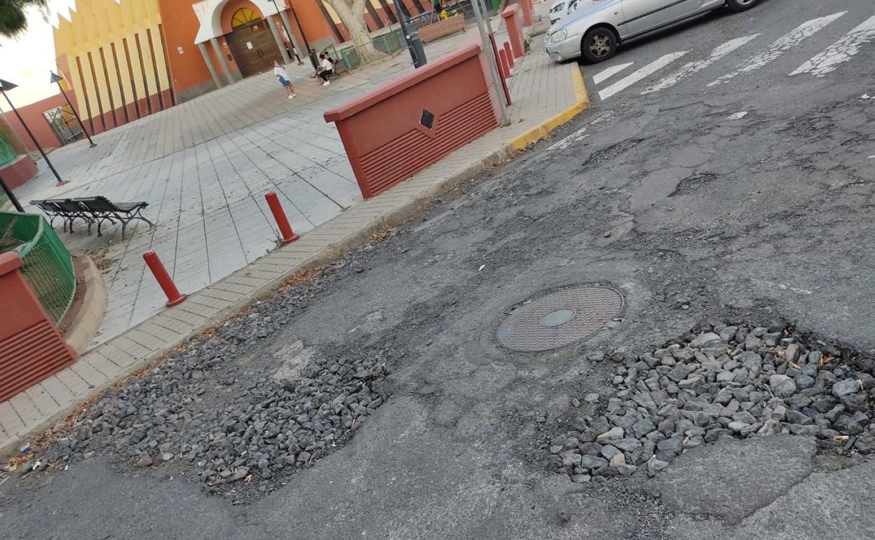 Imagen del mal estado que presenta una calle de Las Longueras. 