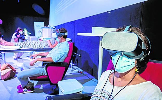 Varias personas experimentan la inmersión virtual 'Respira', elaborada por Vera Emerging Realities. 