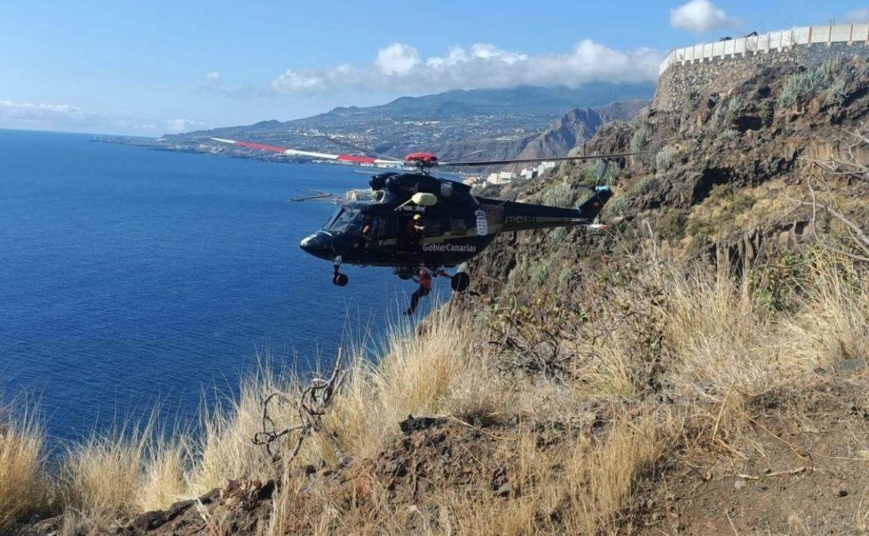 Rescatan en helicóptero a una senderista accidentada en La Palma