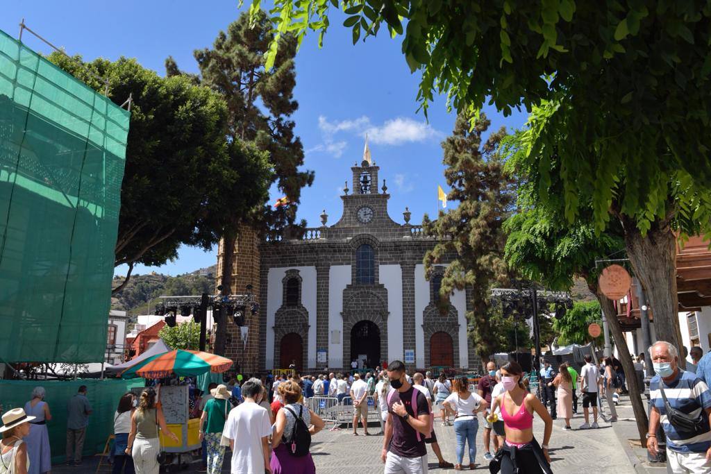 Fotos: La bandera de la Fiesta del Pino 2021 ya ondea en lo alto de la Basílica